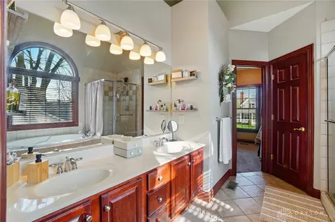 Bath - 1305 Greenoak Ct, Springfield, OH 45503 photo 2 of 9