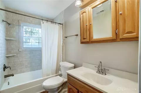 Bath - 984 E Rahn Rd, Dayton, OH 45429 photo 3 of 4
