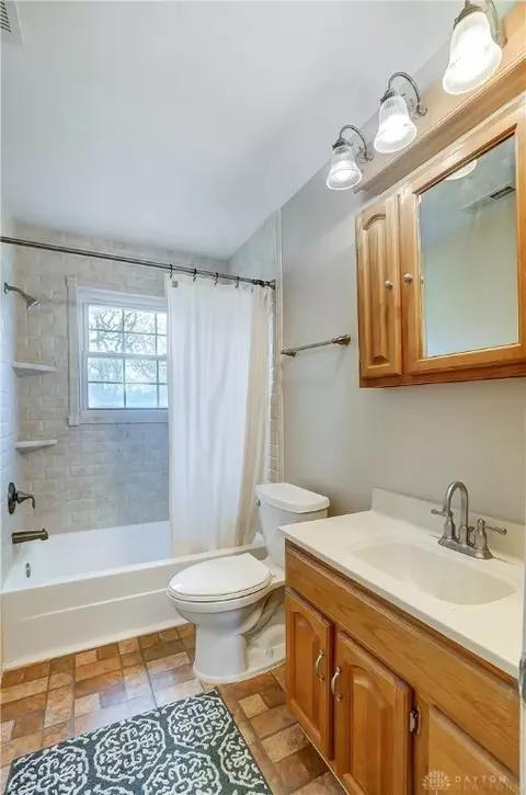 Bath - 984 E Rahn Rd, Dayton, OH 45429 photo 4 of 4
