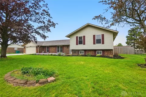2449 S Old Oaks Dr, Dayton, OH 45431