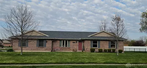 121 Meadowbrook Dr, Eaton, OH 45320