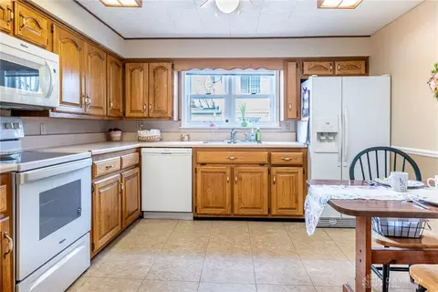 Kitchen - 417 Chatham Dr, Kettering, OH 45429 photo 2 of 2