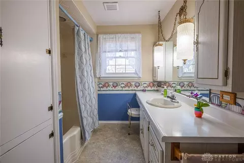 Bath - 417 Chatham Dr, Kettering, OH 45429 photo 3 of 4
