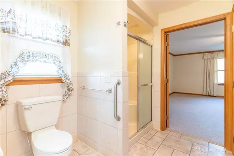 Bath - 1898 Creekside Ct, Sidney, OH 45365 photo 5 of 7