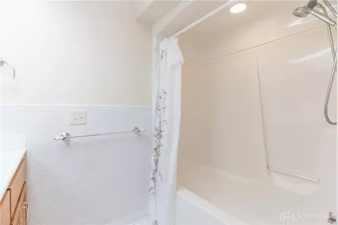 Bath - 1898 Creekside Ct, Sidney, OH 45365 photo 4 of 7