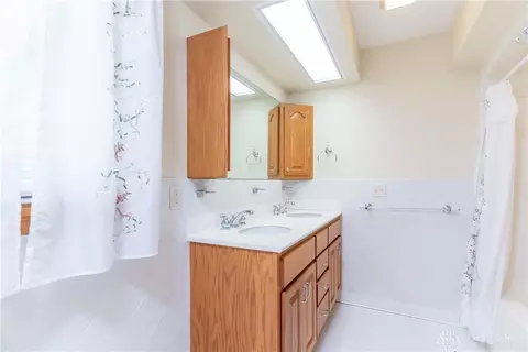Bath - 1898 Creekside Ct, Sidney, OH 45365 photo 2 of 7