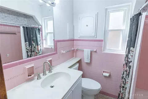 Bath - 102 Canterbury Dr, Kettering, OH 45429 photo 2 of 3