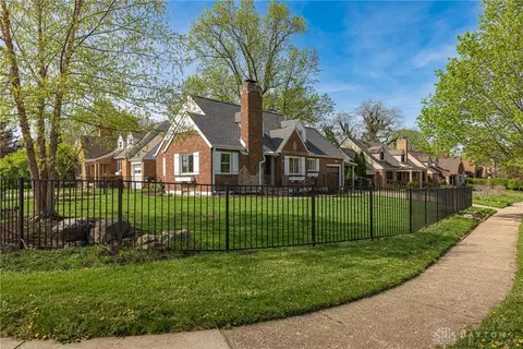 Exterior - 102 Canterbury Dr, Kettering, OH 45429 photo 4 of 5