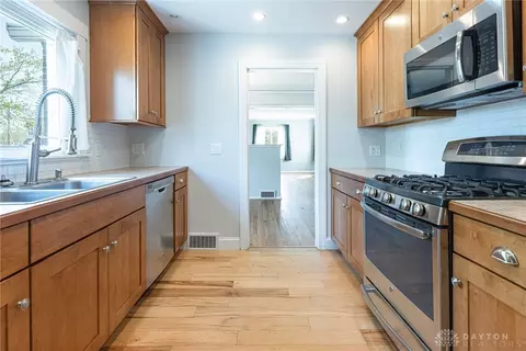 Kitchen - 102 Canterbury Dr, Kettering, OH 45429 photo 2 of 4