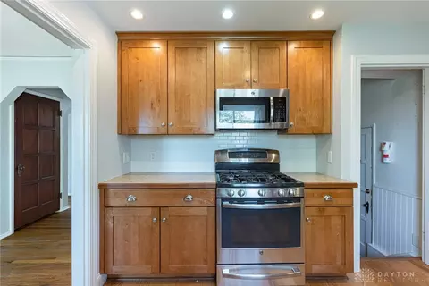Kitchen - 102 Canterbury Dr, Kettering, OH 45429 photo 3 of 4
