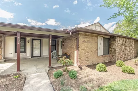 800 Pine Needles Dr, Dayton, OH 45458