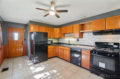 Kitchen - 817 Allen Dr, Springfield, OH 45505 photo 2 of 4