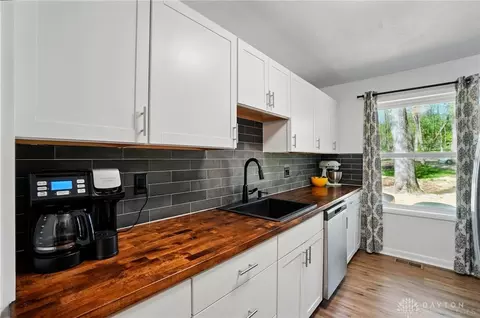 Kitchen - 1243 White Oak Dr, Springfield, OH 45504 photo 3 of 4