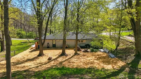 Exterior - 1243 White Oak Dr, Springfield, OH 45504 photo 3 of 12