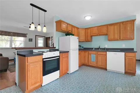Kitchen - 3177 W Jackson Rd, Springfield, OH 45502 photo 2 of 3