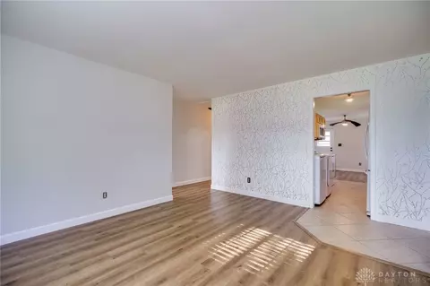 Living - 1216 Elmdale Dr, Dayton, OH 45409 photo 3 of 4
