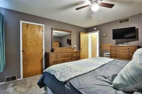 Bedroom - 10699 Hamilton Ave, Cincinnati, OH 45231 photo 3 of 5