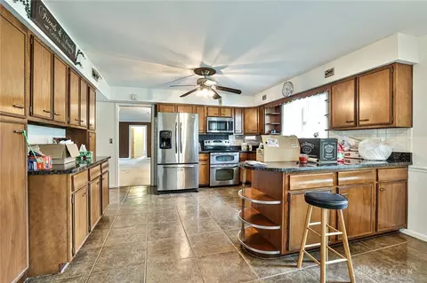 Kitchen - 10699 Hamilton Ave, Cincinnati, OH 45231 photo 6 of 9