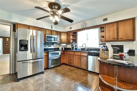 Kitchen - 10699 Hamilton Ave, Cincinnati, OH 45231 photo 7 of 9