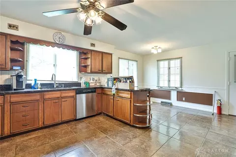 Kitchen - 10699 Hamilton Ave, Cincinnati, OH 45231 photo 3 of 9