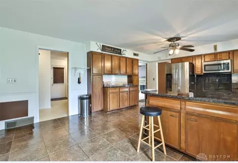 Kitchen - 10699 Hamilton Ave, Cincinnati, OH 45231 photo 5 of 9