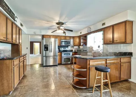 Kitchen - 10699 Hamilton Ave, Cincinnati, OH 45231 photo 2 of 9
