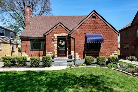 325 Wisteria Dr, Oakwood, OH 45419