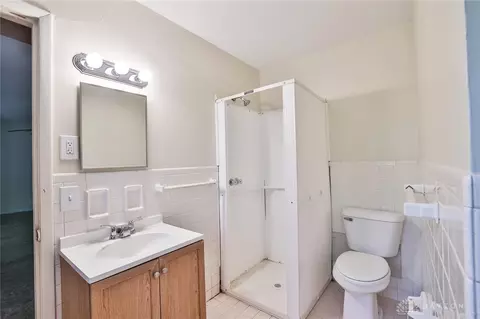 Bath - 5565 Ehrling Rd, Cincinnati, OH 45227 photo 1 of 2
