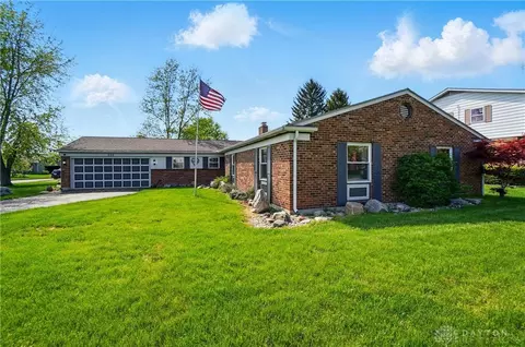 321 Winterset Dr, Englewood, OH 45322