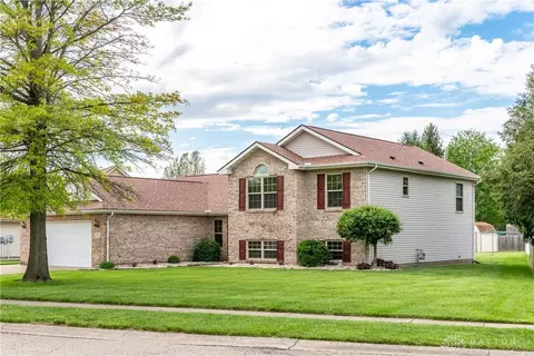 7916 Kings Ridge Cir, Fairborn, OH 45324