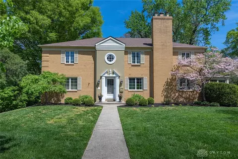 27 E Thruston Blvd, Oakwood, OH 45409