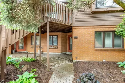 7007 Bluffs Dr, Dayton, OH 45459