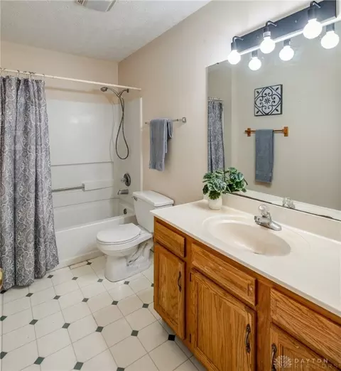 Bath - 1538 Glenn Abbey Dr, Kettering, OH 45420 photo 3 of 3