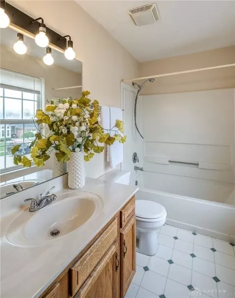 Bath - 1538 Glenn Abbey Dr, Kettering, OH 45420 photo 2 of 3