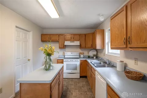Kitchen - 1538 Glenn Abbey Dr, Kettering, OH 45420 photo 2 of 3