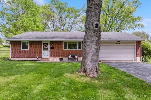 2126 S Belleview Dr, Bellbrook, OH 45305