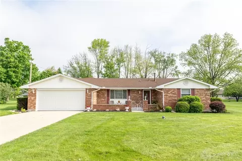135 Coach Dr, Tipp City, OH 45371