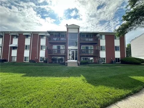 5700 Coach Dr #B, Kettering, OH 45440
