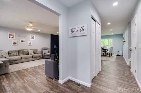 Entry Way - 490 Queensgate Rd, Springboro, OH 45066 photo 2 of 7
