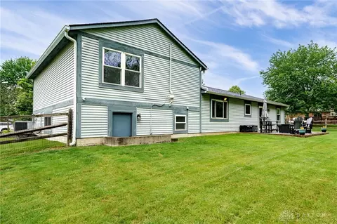 Exterior - 490 Queensgate Rd, Springboro, OH 45066 photo 6 of 7