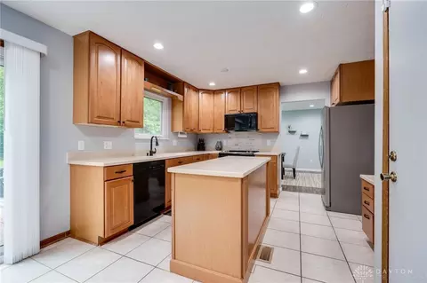 Kitchen - 490 Queensgate Rd, Springboro, OH 45066 photo 5 of 6