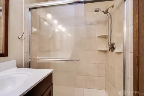 Bath - 490 Queensgate Rd, Springboro, OH 45066 photo 3 of 4