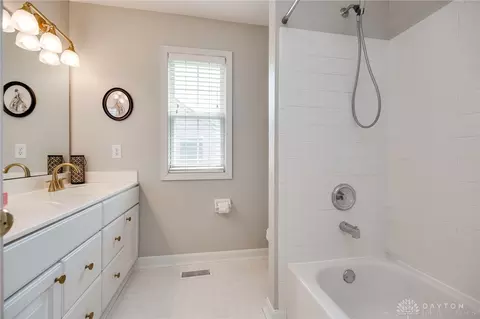 Bath - 280 Thomas Dr, Springboro, OH 45066 photo 6 of 8
