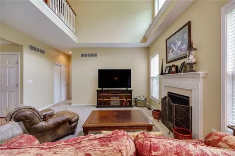 Living - 280 Thomas Dr, Springboro, OH 45066 photo 3 of 4