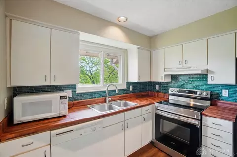 Kitchen - 1175 Captains Brg, Dayton, OH 45458 photo 2 of 3