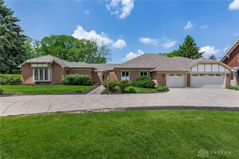 1785 Far Hills Ave, Oakwood, OH 45419