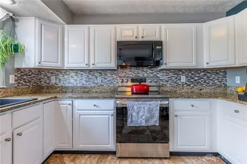 Kitchen - 45 Wheatmore Ct, Springboro, OH 45066 photo 2 of 3