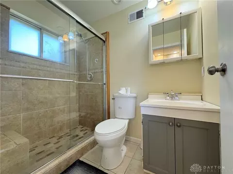 Bath - 1121 Gracewind Ct, Cincinnati, OH 45231 photo 3 of 4