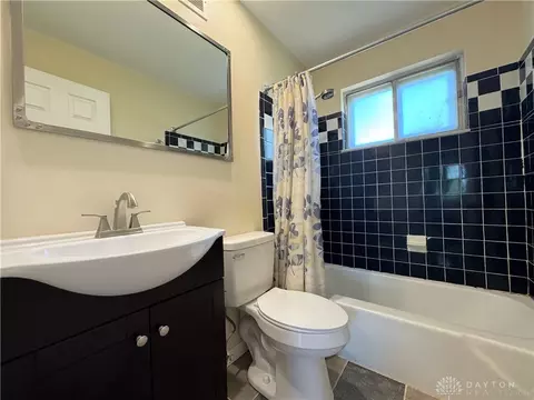 Bath - 1121 Gracewind Ct, Cincinnati, OH 45231 photo 4 of 4