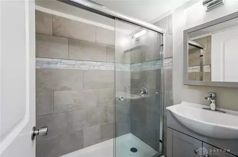 Bath - 1029 E Rahn Rd, Centerville, OH 45429 photo 8 of 10